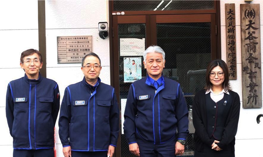 左から、中野さん、大谷社長、吉永専務、事務担当の小野さんが並んだ写真