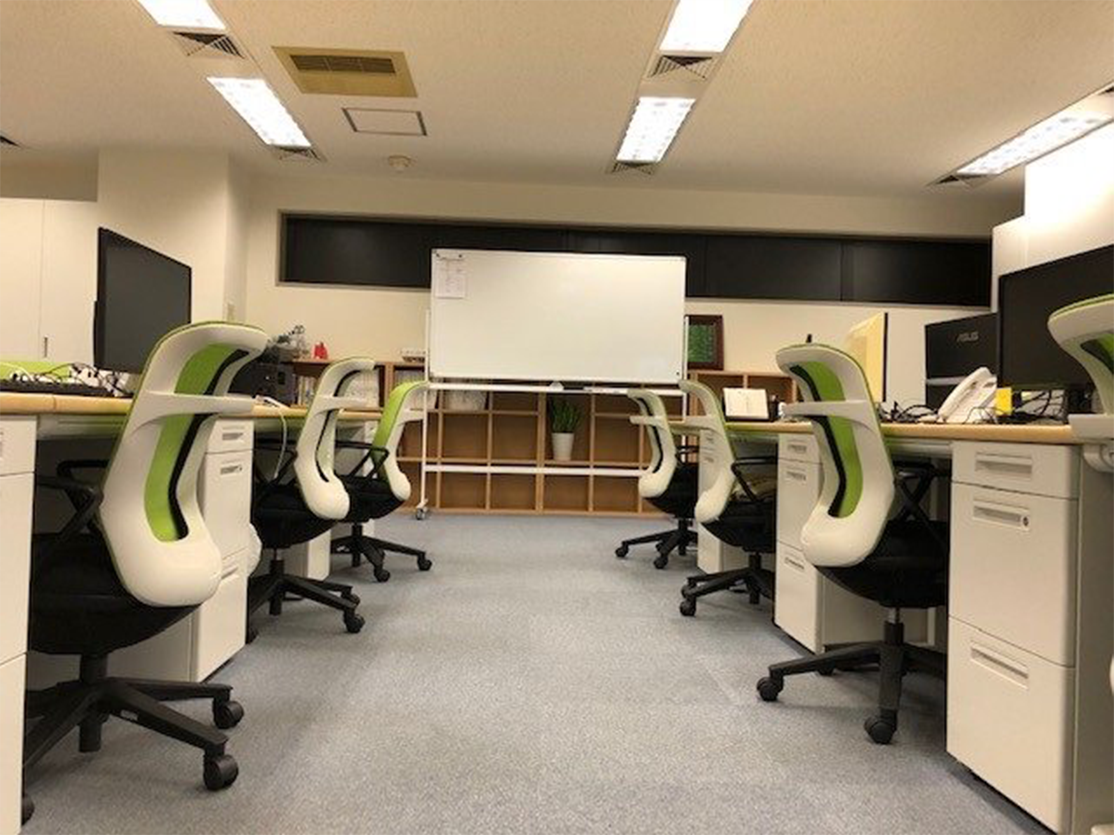 東京本社の執務室の写真３
